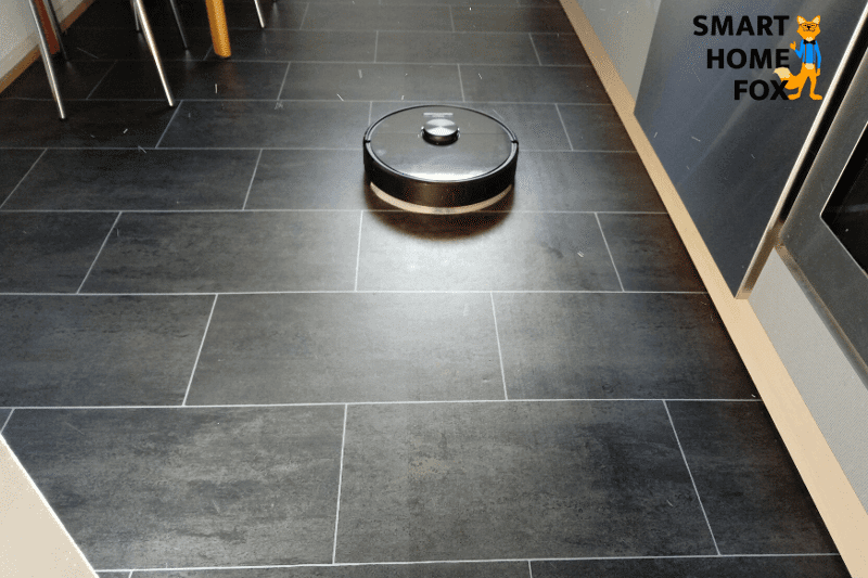 Roborock S6 wischt den Boden in der Küche